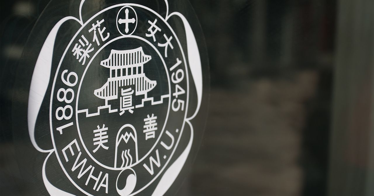 梨花女子大學的校徽標誌，在門上以黑白雕刻形式呈現