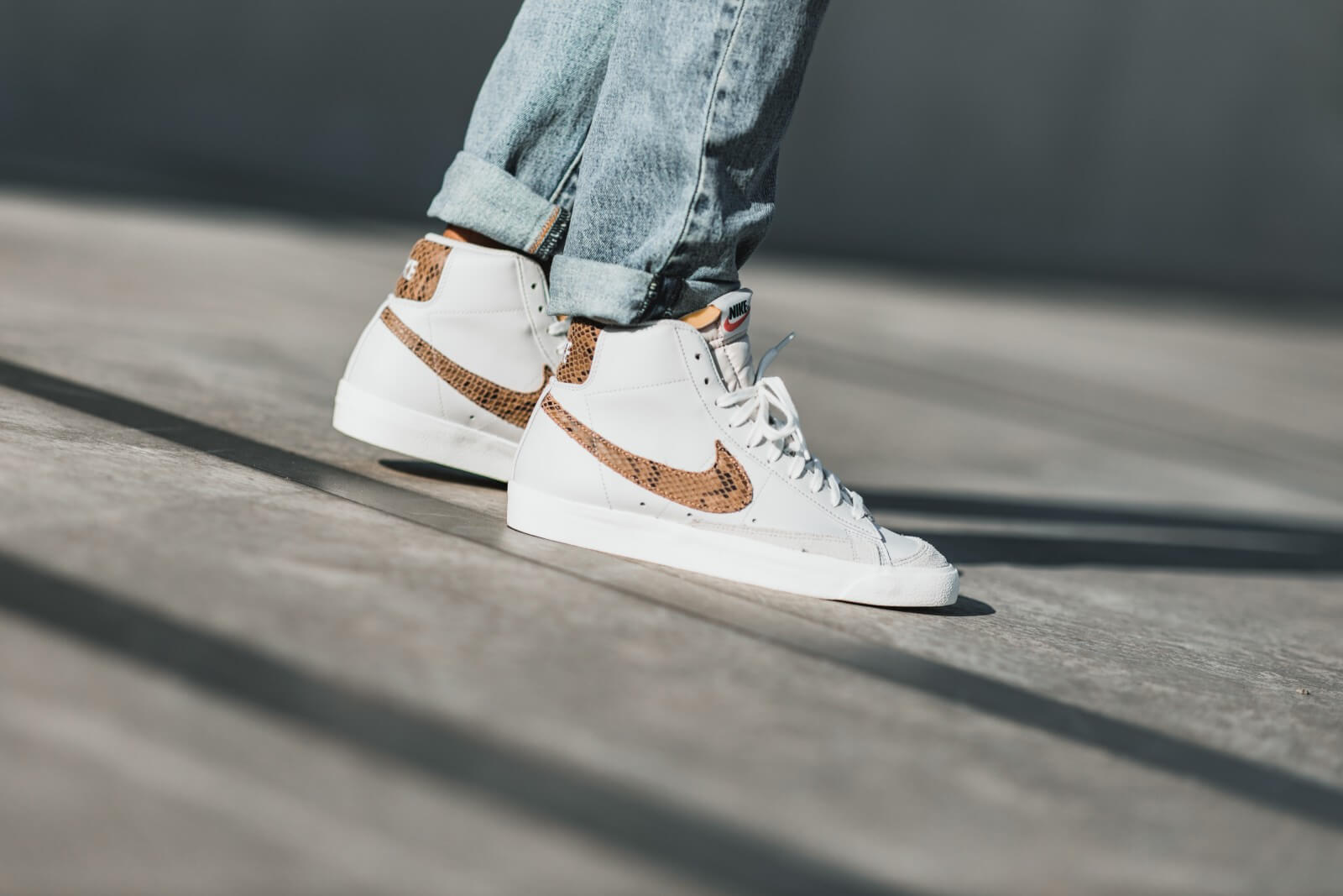 Nike Air Force 1 LV8 Utility สีขาวดำที่ให้ความรู้สึกสบายขณะใส่บนถนน