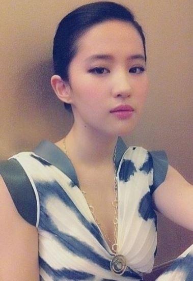 ソン・スンホンの元恋人として知られる中国の俳優、ユ・ヨクビの写真。彼女のエレガントな雰囲気が際立つ。