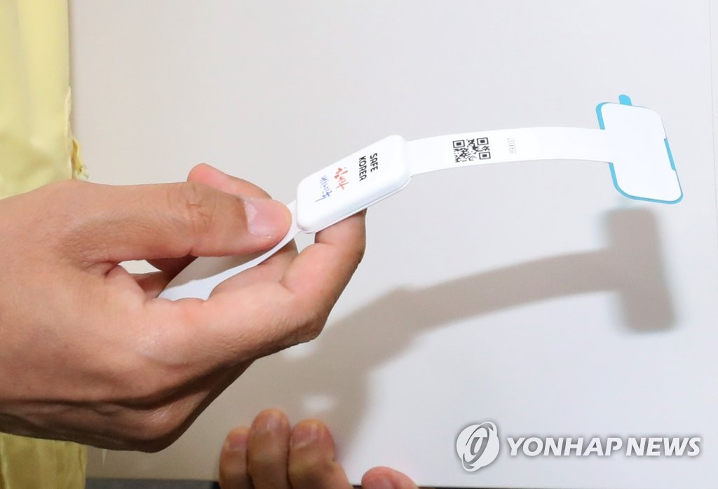  ประเทศเกาหลีใต้ออกมาตรการให้ผู้ที่กักตัวต้องใส่สายรัดข้อมือติดตามตัวโดยเริ่มตั้งแต่อาทิตย์นี้และมีใช้แอพพลิเคชั่นในการติดตาม 