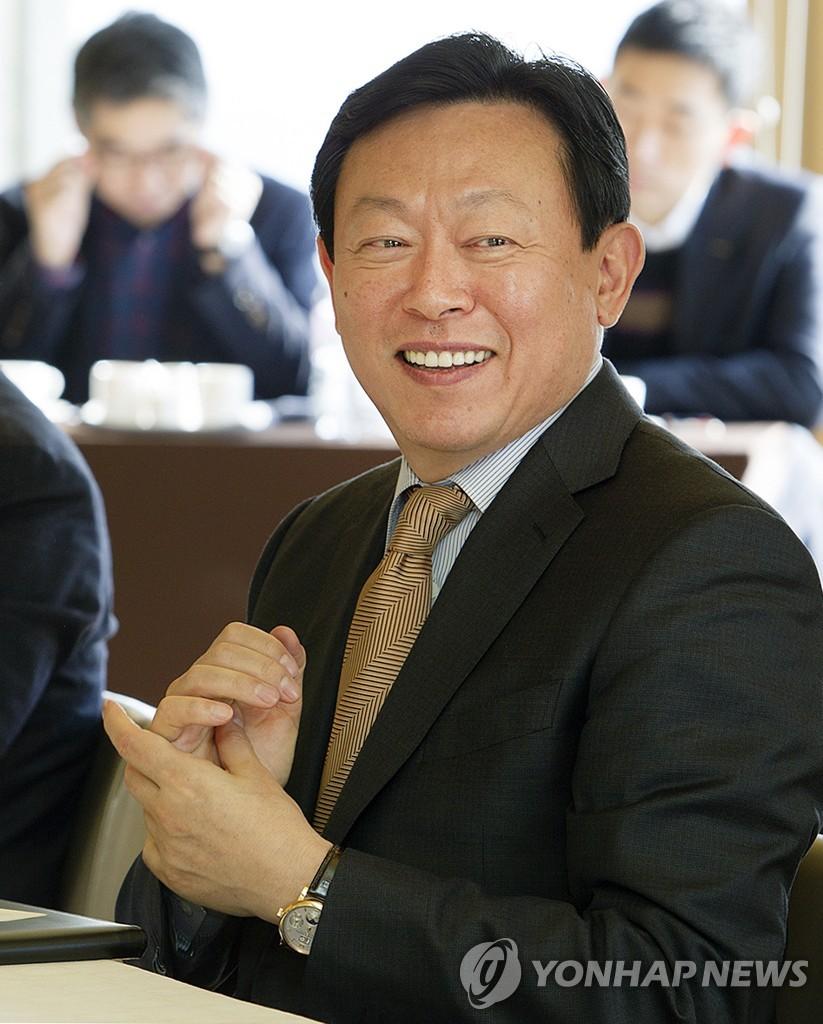 ロッテグループの新会長就任を控えた理事会の様子、出席者が会議テーブルで発言準備中