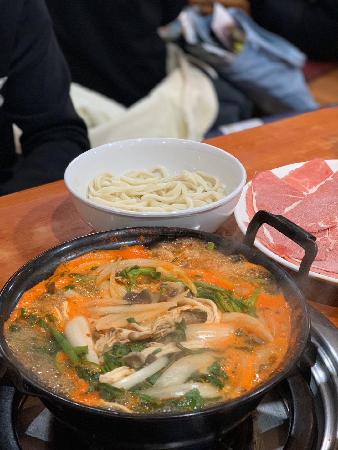 喺韓國食一鍋鍋，最後點可以嚟多個炒飯？韓國人最愛東村火鍋刀削麵，總有一間喺你附近！