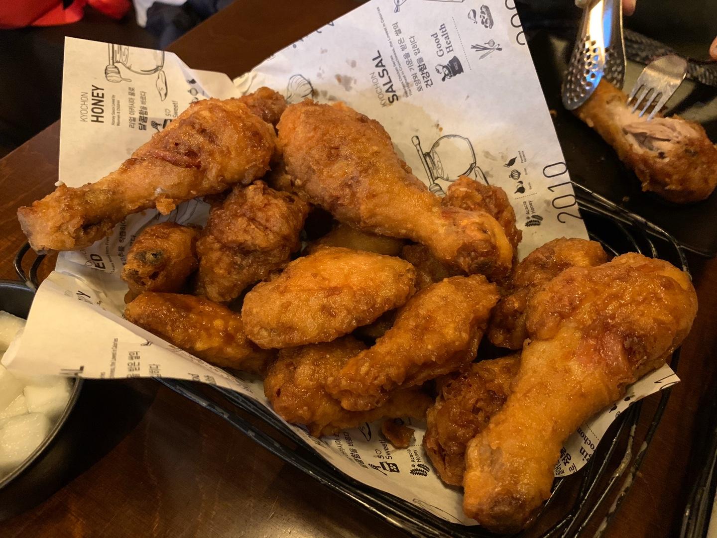 韓國必食炸雞店之一！喺弘大想食橋村炸雞應該點去？邊一款最好食？小編將會誠實作答！