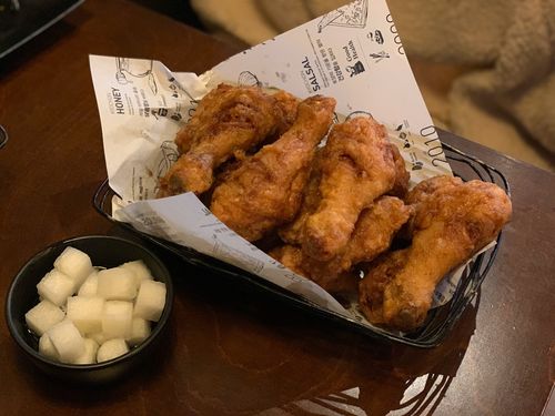 [Hongdae Kyochon] A must-eat fried chicken place in Korea!