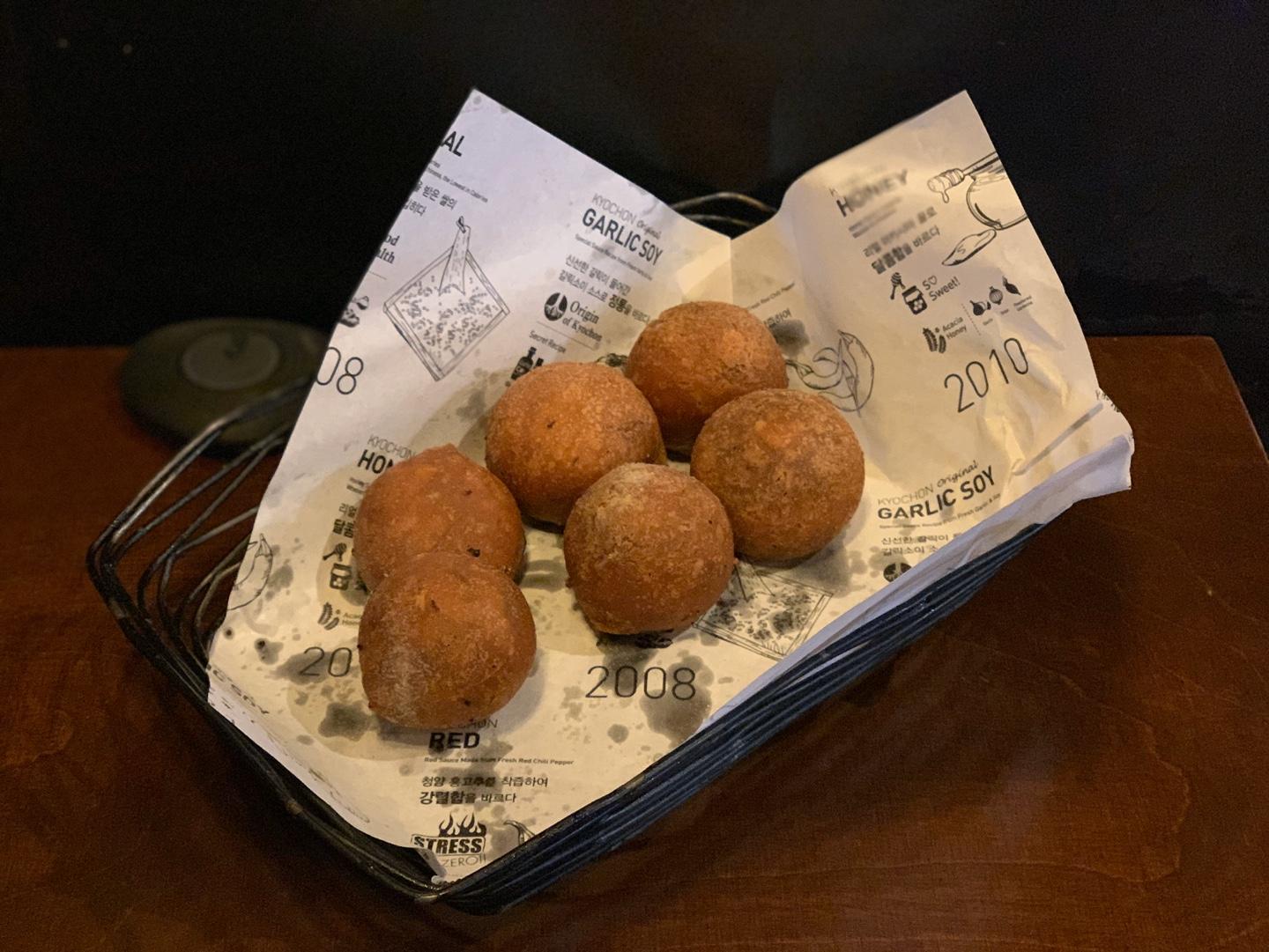 韓國必食炸雞店之一！喺弘大想食橋村炸雞應該點去？邊一款最好食？小編將會誠實作答！