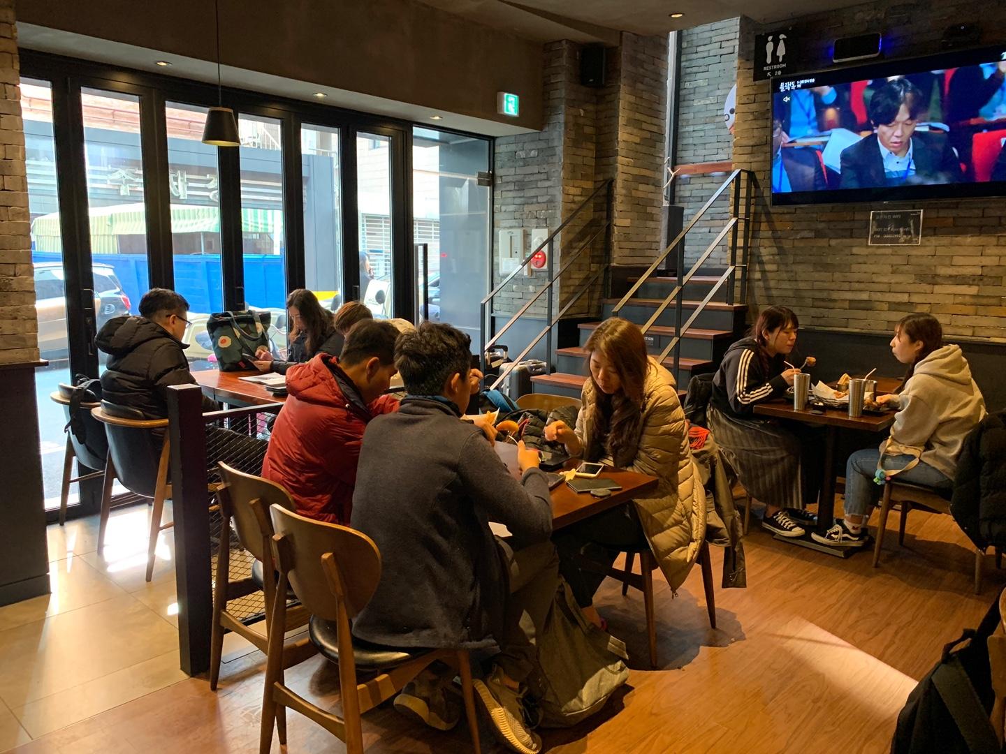 韓國必食炸雞店之一！喺弘大想食橋村炸雞應該點去？邊一款最好食？小編將會誠實作答！