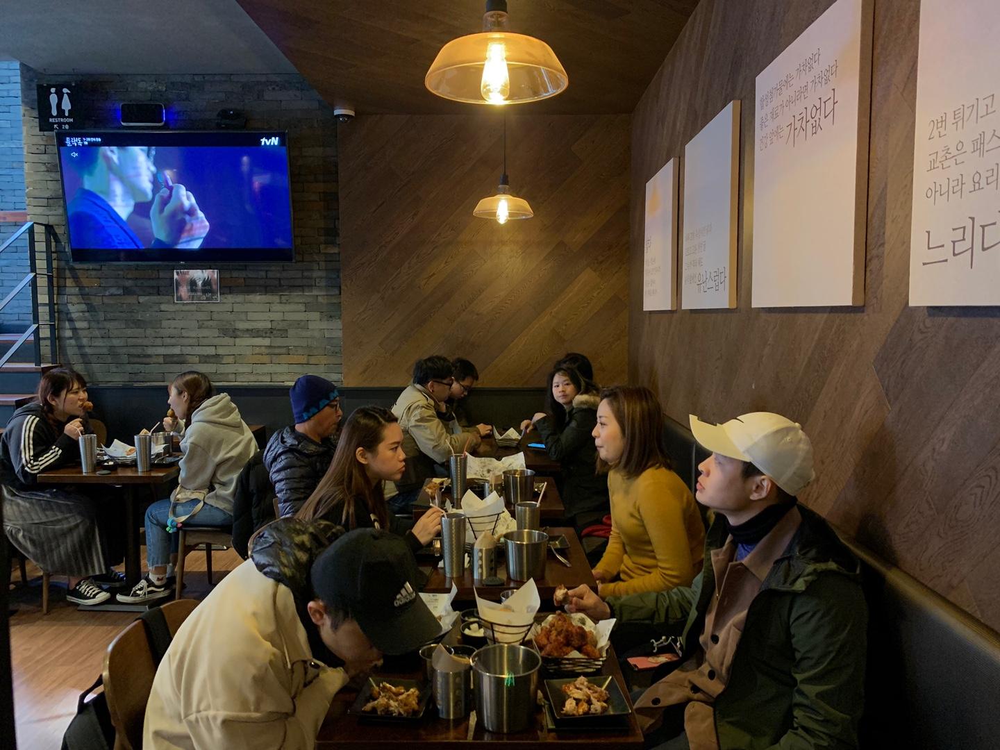 韓國必食炸雞店之一！喺弘大想食橋村炸雞應該點去？邊一款最好食？小編將會誠實作答！