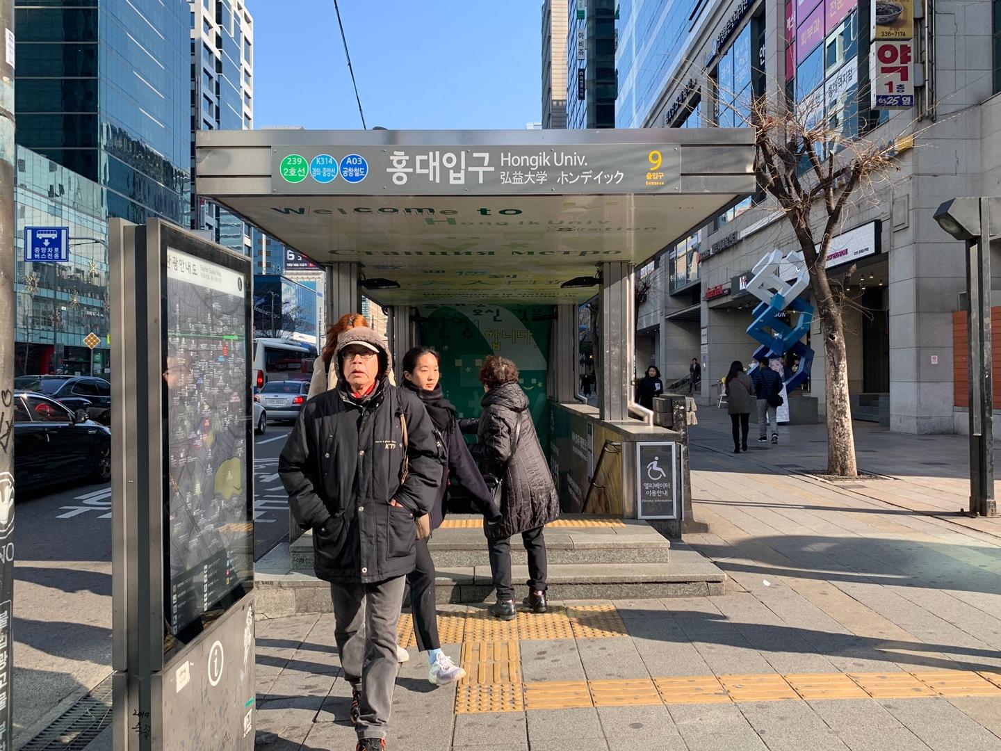 [Hongdae Kyochon] A must-eat fried chicken place in Korea!