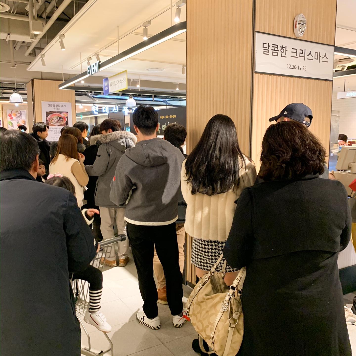 Gangneung Garlic Bread is freshly baked everyday! Finally you can meet them at Shinchon Hyundai Department Store.