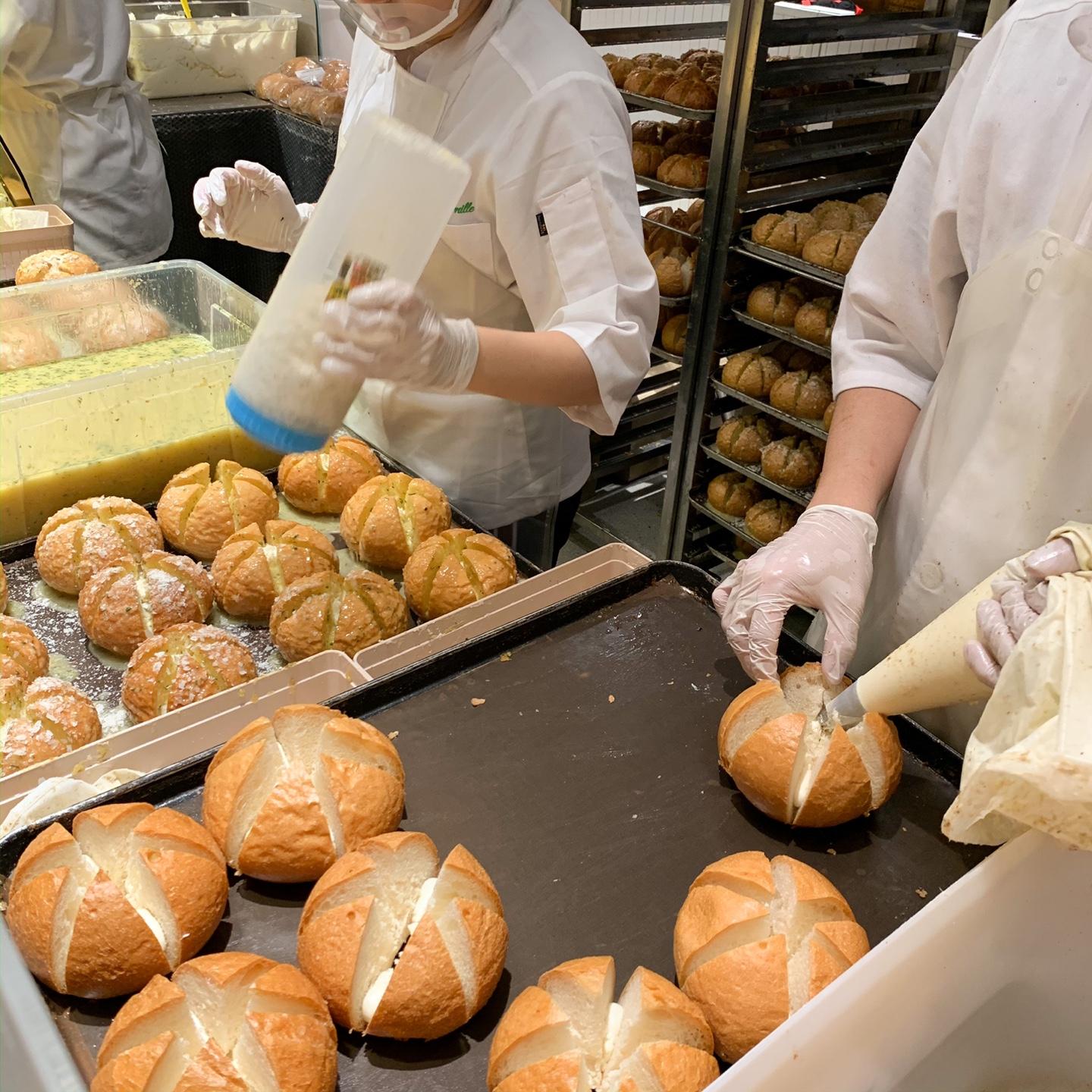 Gangneung Garlic Bread is freshly baked everyday! Finally you can meet them at Shinchon Hyundai Department Store.