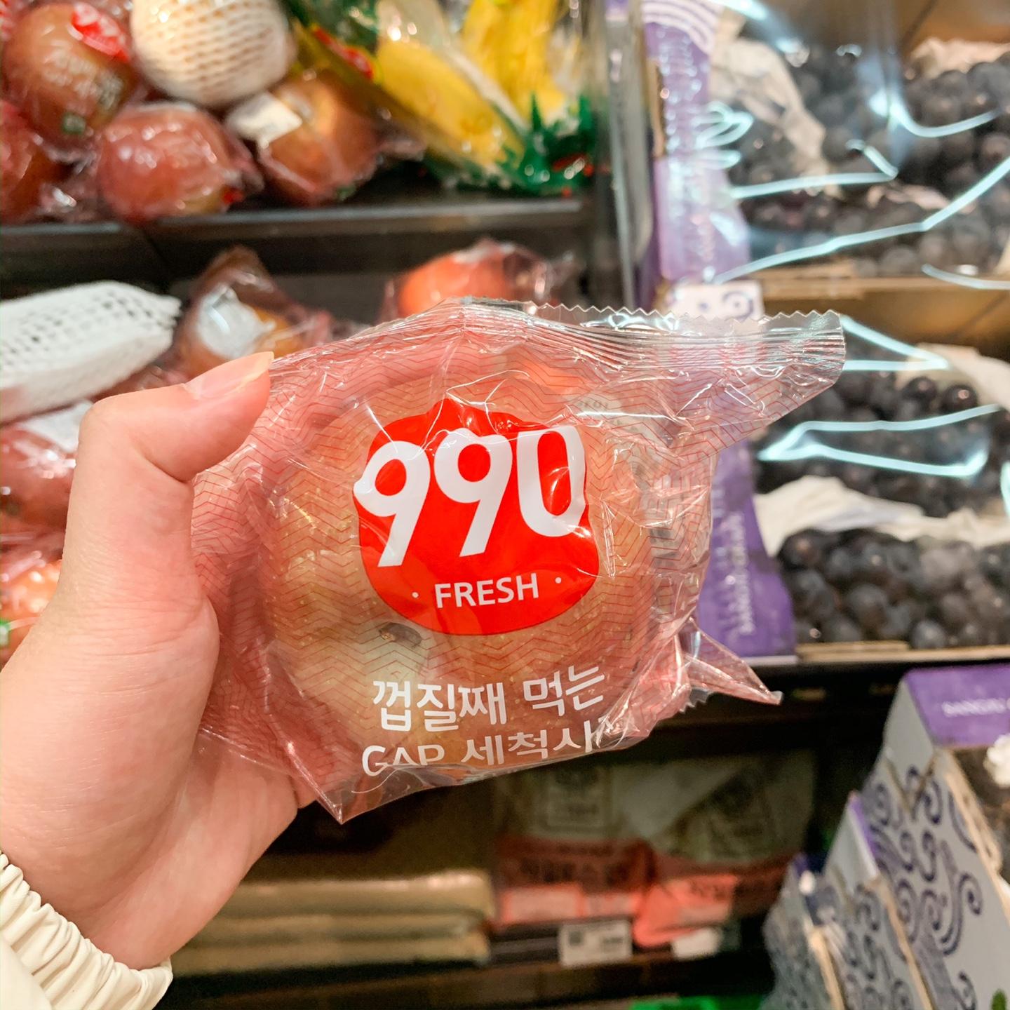 清涼裏樂天超市內展示的水果,樸實價格₩990帶來的韓國生活日常。