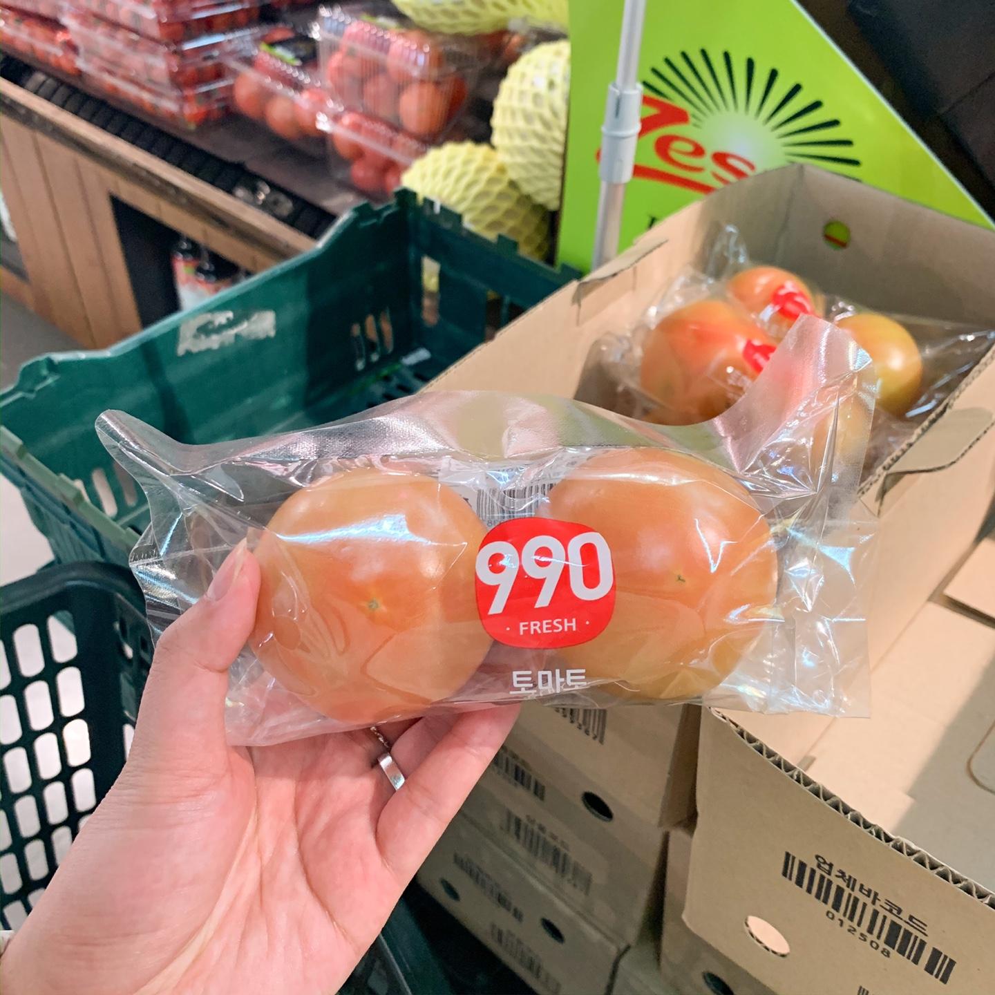 清涼裏樂天超市超值水果,價格僅₩990,高性價比的營養選擇。