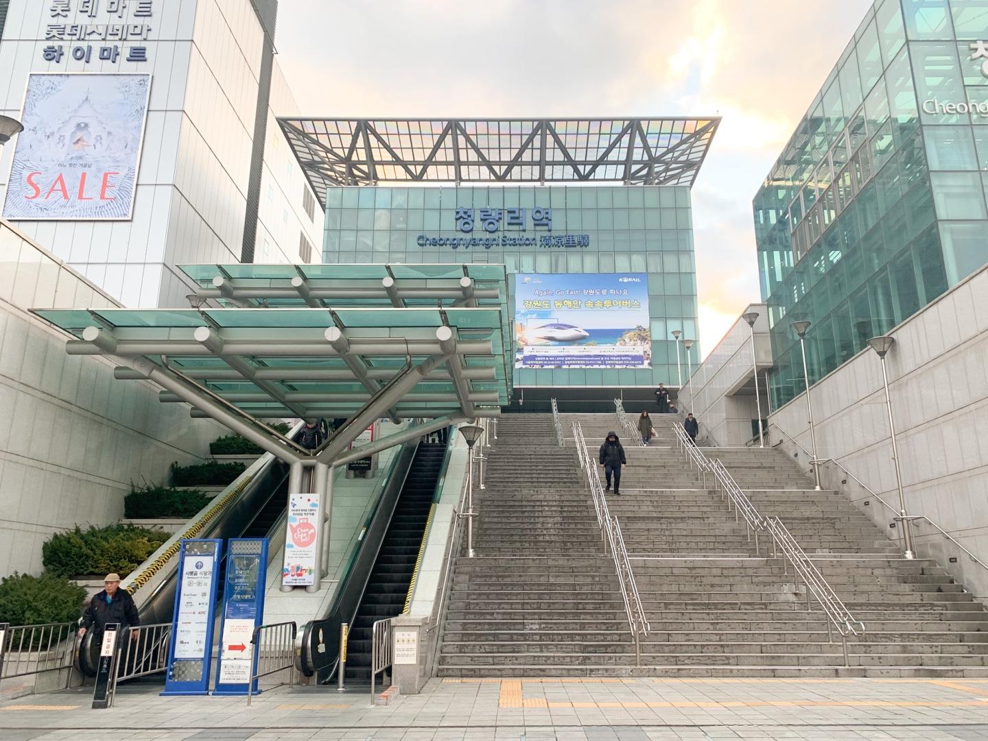 清涼裏樂天超市外觀,₩990的水果幸福,韓國獨特的超市文化體驗。