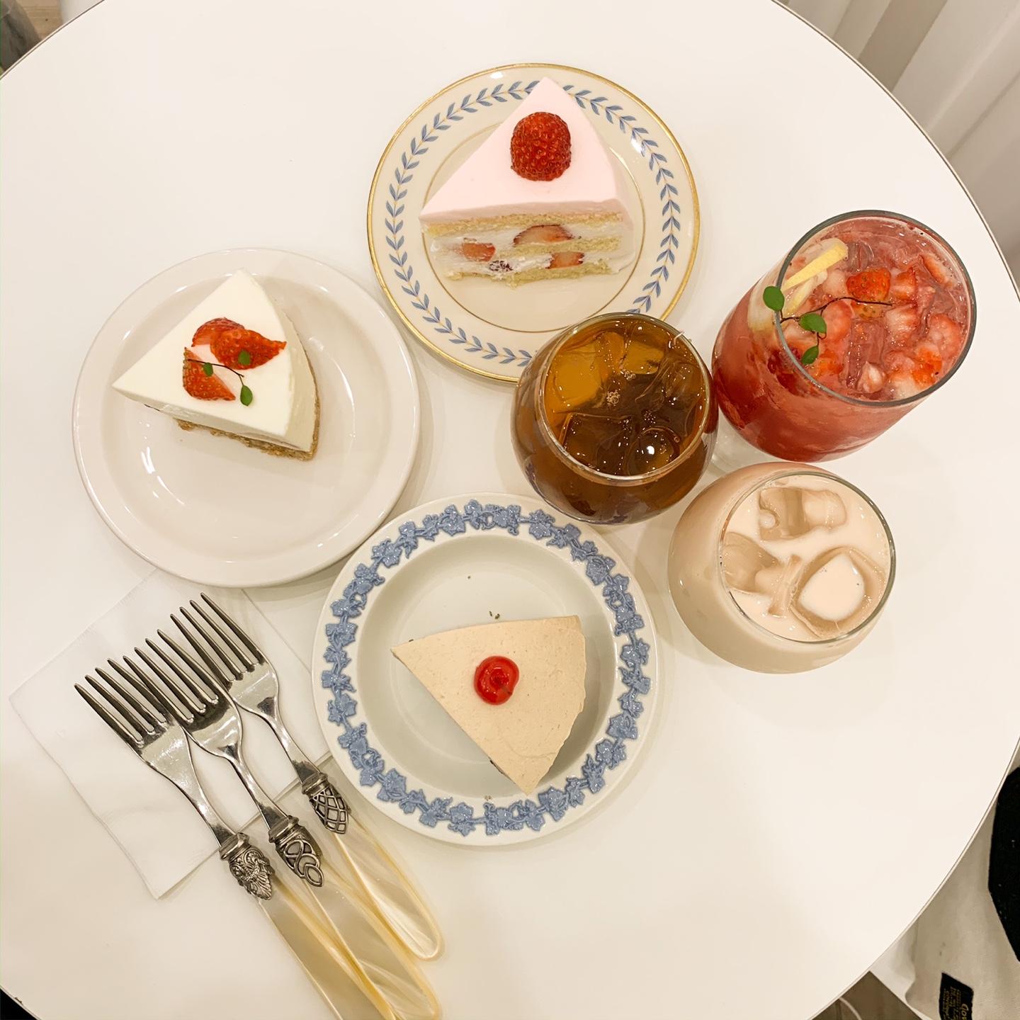 韓國最近超紅文青打卡Cafe，新村必食士多啤梨蛋糕！唔想堂食可以租借去野餐？