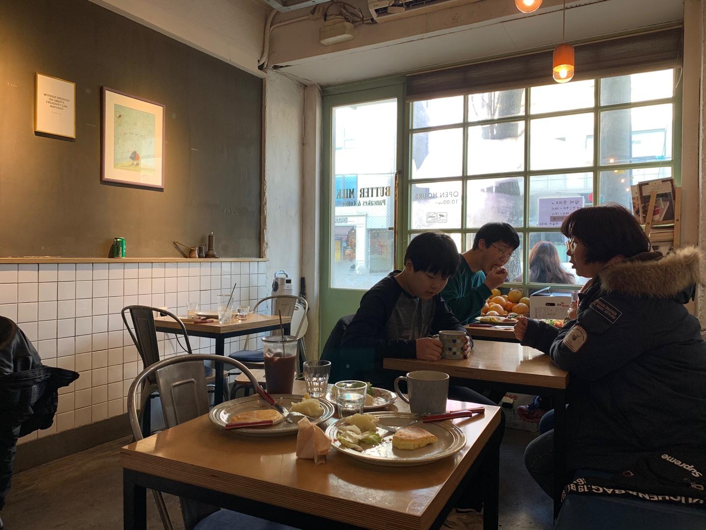 弘大超人氣排長籠早午餐店！未開門已經要排隊咁巴閉？