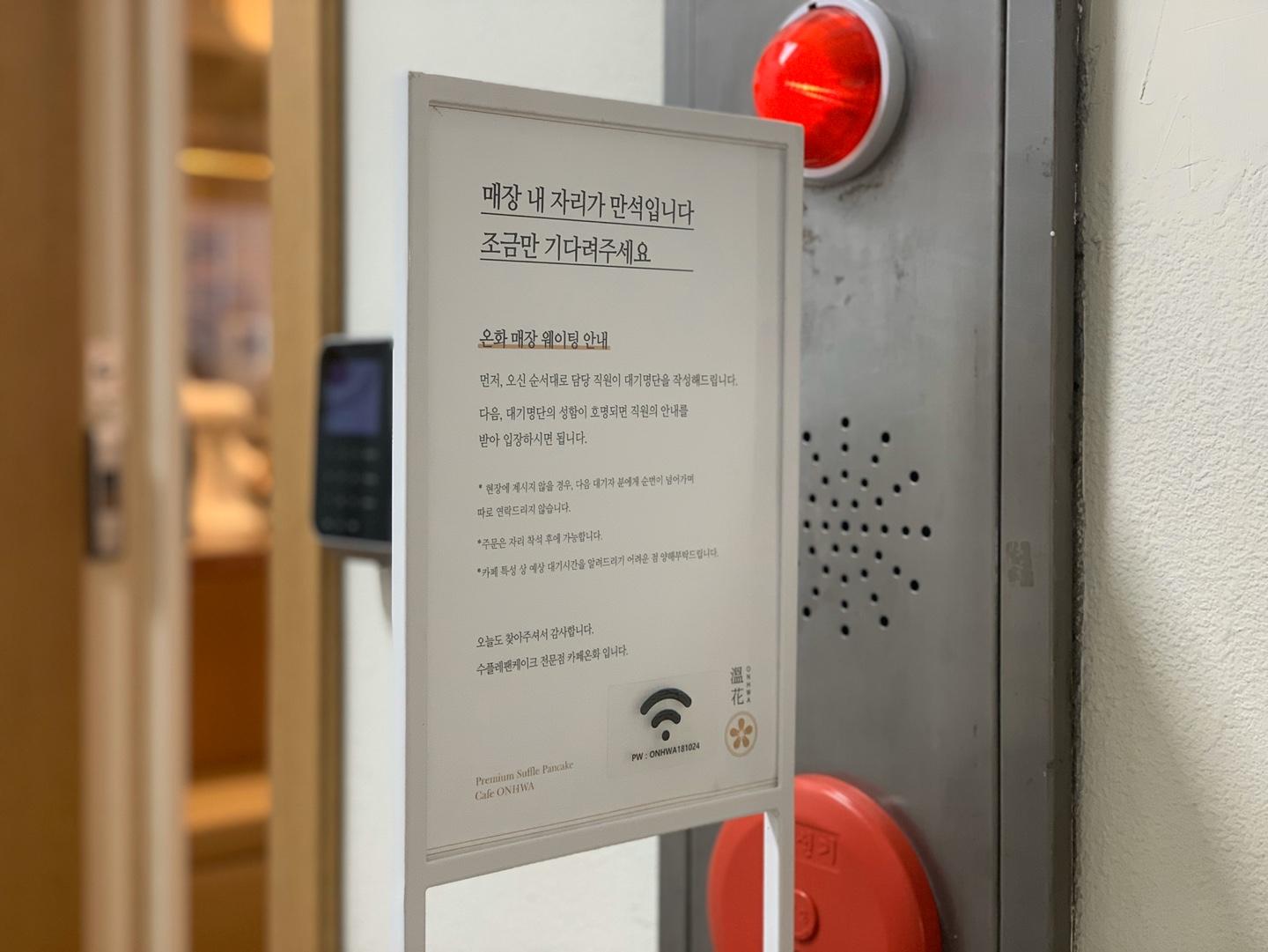 ซูเฟลเนื้อนุ่มฟูที่แทรกด้วยชั้นที่หนาของสตรอว์เบอร์รี่