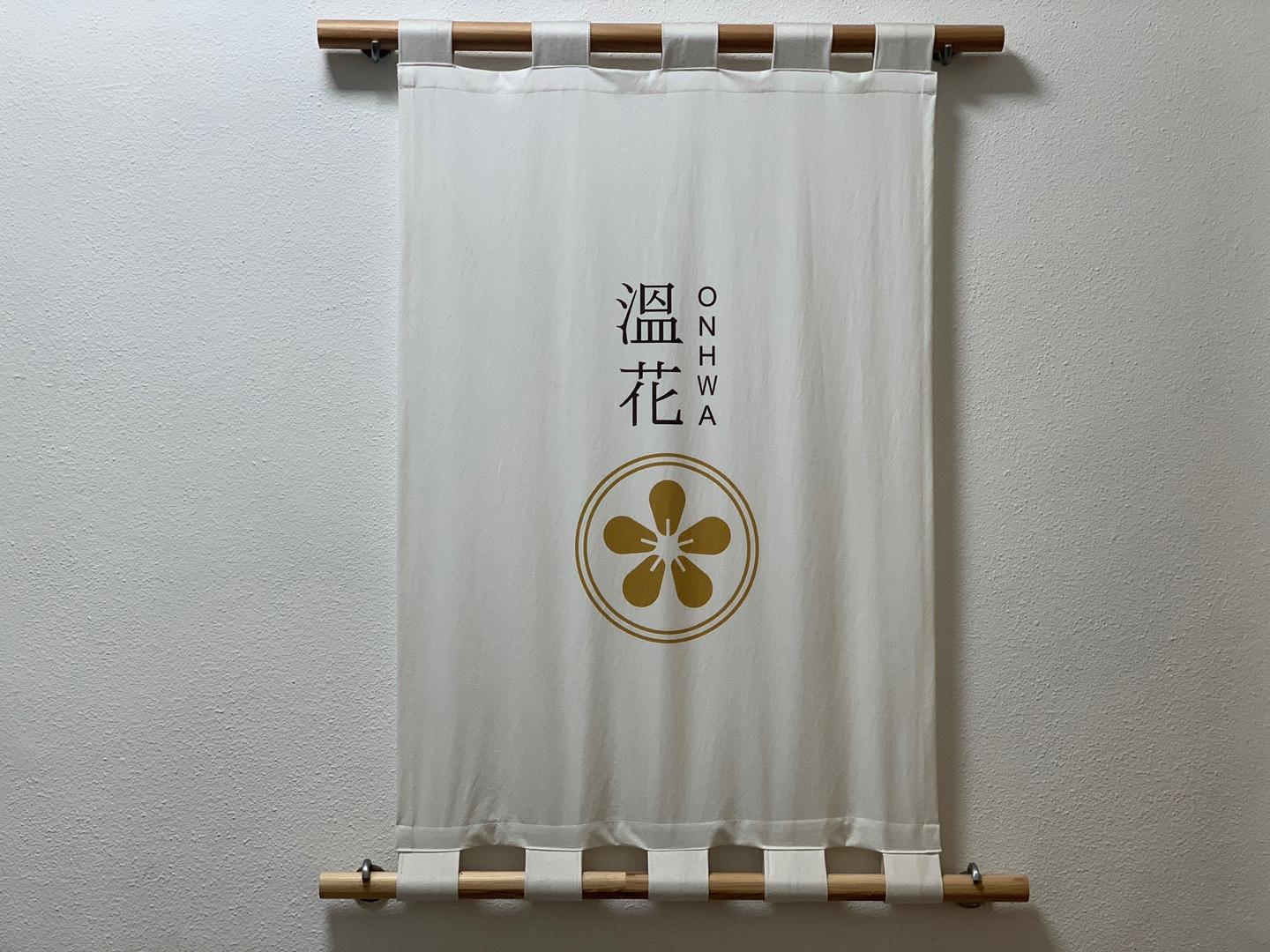 ซูเฟลเนื้อนุ่มฟูที่แทรกด้วยชั้นที่หนาของสตรอว์เบอร์รี่