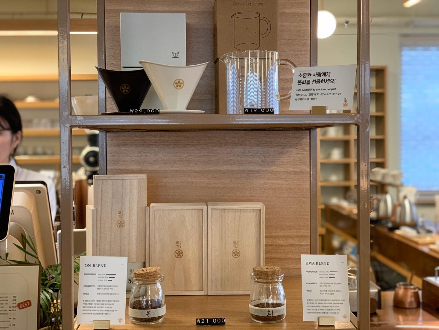 ซูเฟลเนื้อนุ่มฟูที่แทรกด้วยชั้นที่หนาของสตรอว์เบอร์รี่