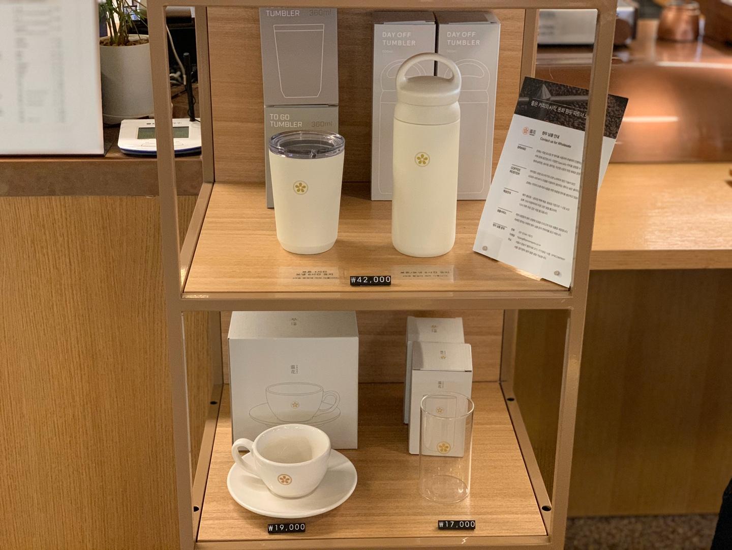 ซูเฟลเนื้อนุ่มฟูที่แทรกด้วยชั้นที่หนาของสตรอว์เบอร์รี่