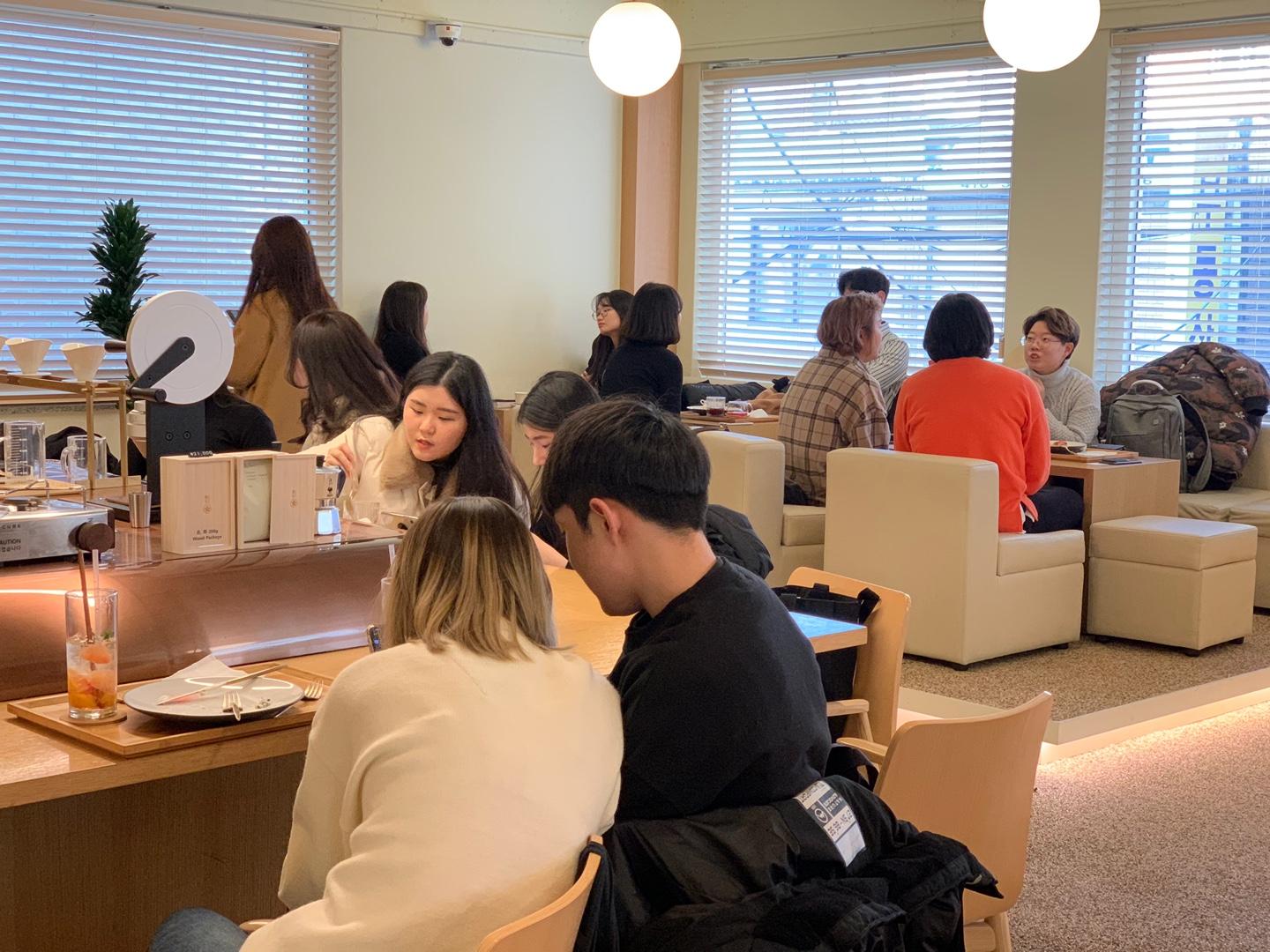 ซูเฟลเนื้อนุ่มฟูที่แทรกด้วยชั้นที่หนาของสตรอว์เบอร์รี่