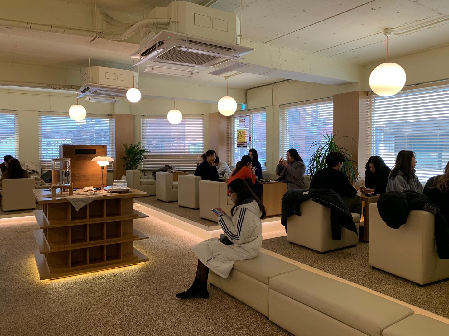 ซูเฟลเนื้อนุ่มฟูที่แทรกด้วยชั้นที่หนาของสตรอว์เบอร์รี่