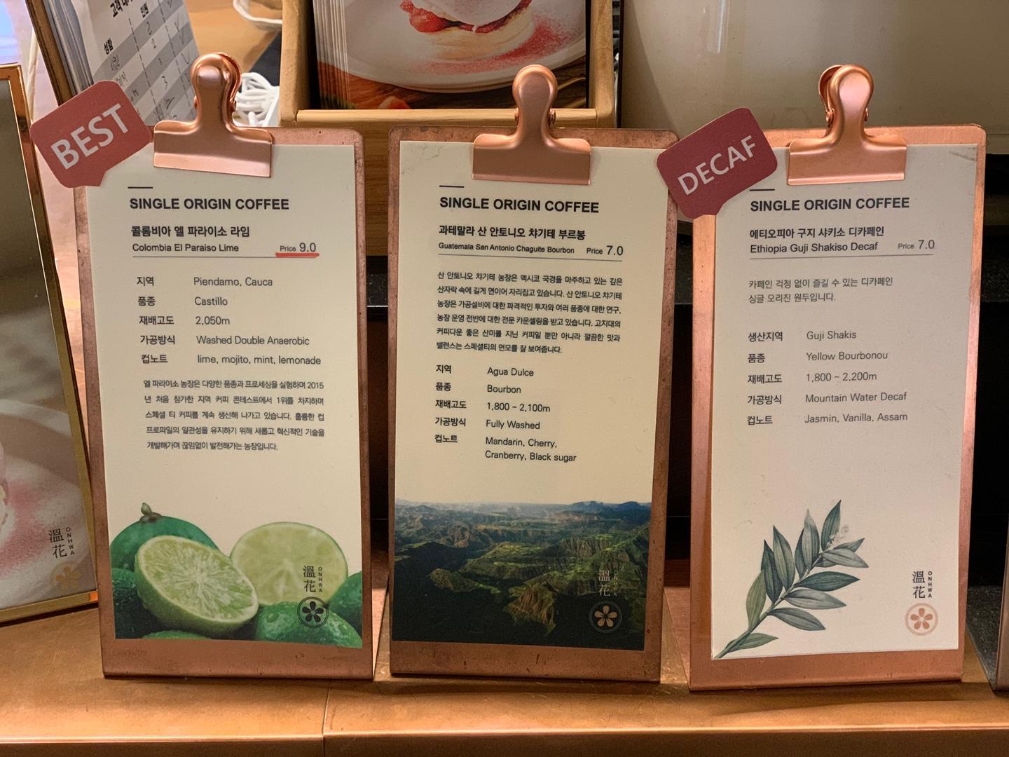 ซูเฟลเนื้อนุ่มฟูที่แทรกด้วยชั้นที่หนาของสตรอว์เบอร์รี่