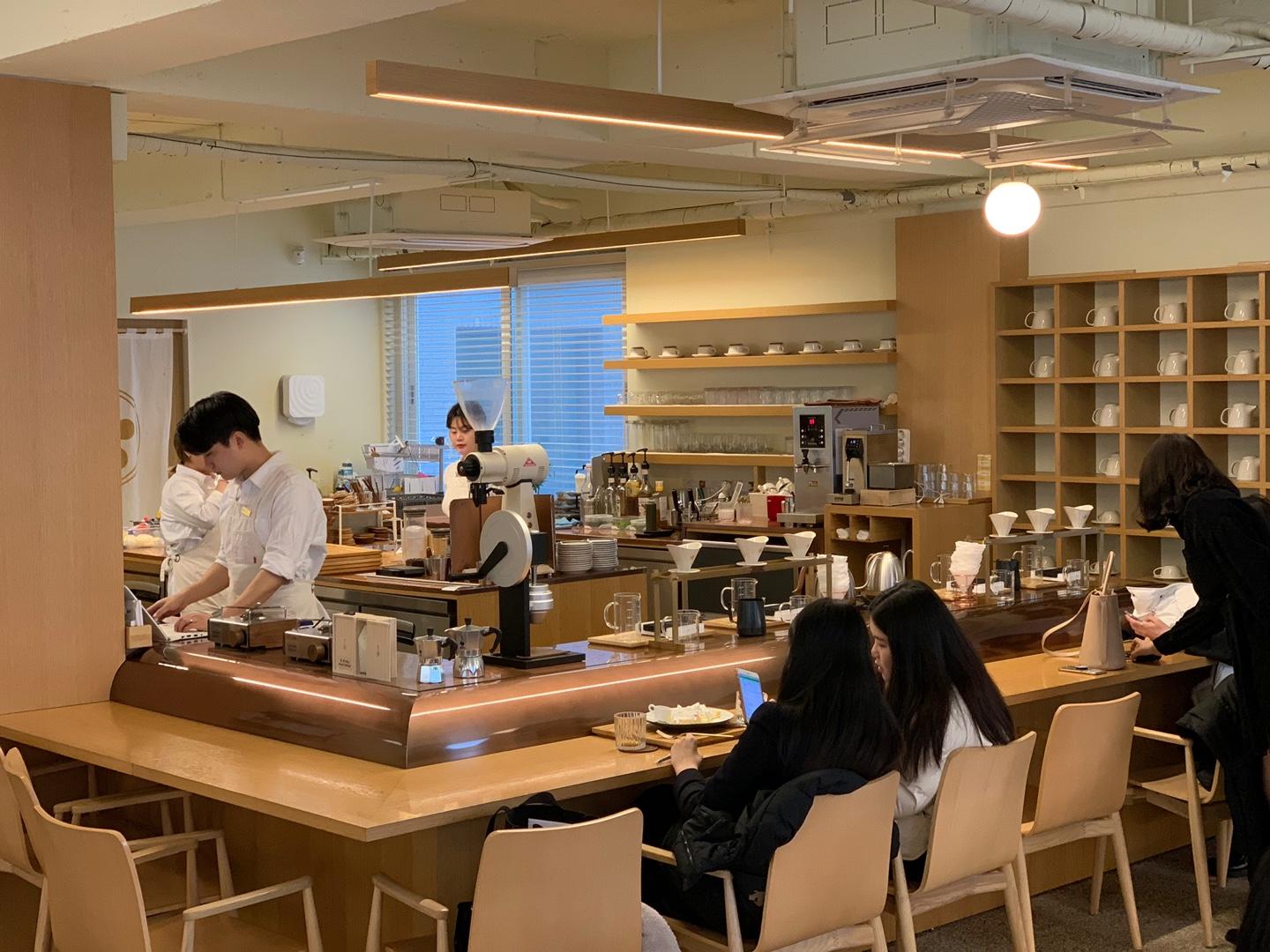 ซูเฟลเนื้อนุ่มฟูที่แทรกด้วยชั้นที่หนาของสตรอว์เบอร์รี่