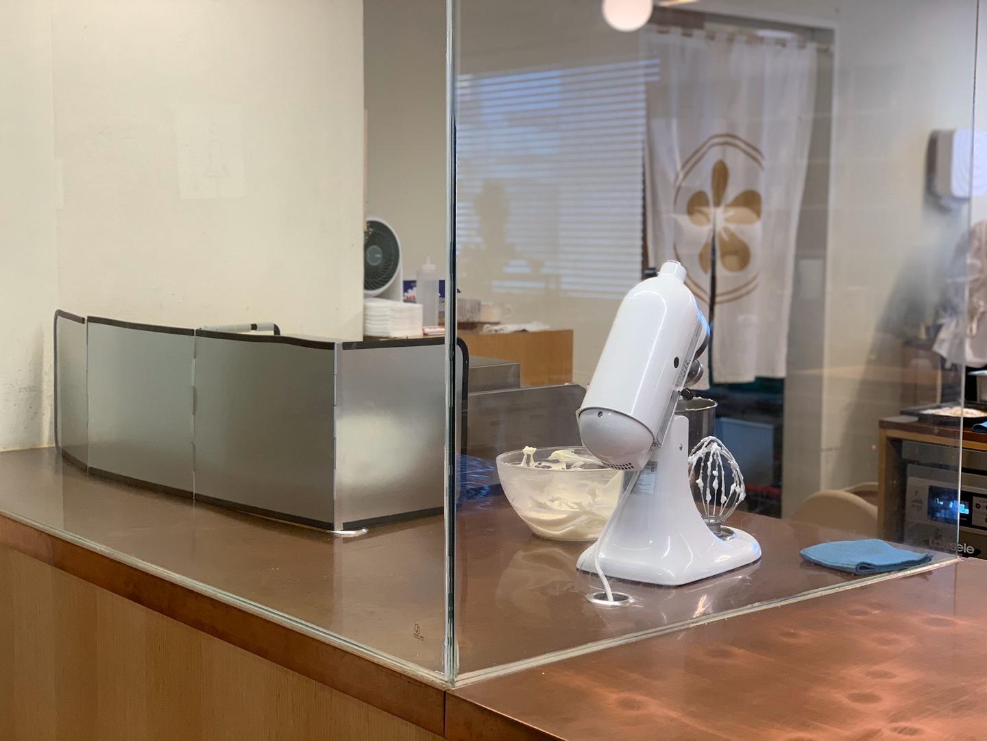 ซูเฟลเนื้อนุ่มฟูที่แทรกด้วยชั้นที่หนาของสตรอว์เบอร์รี่