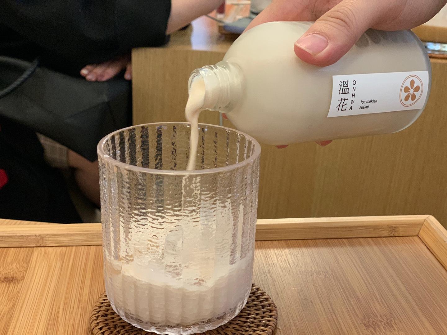 ซูเฟลเนื้อนุ่มฟูที่แทรกด้วยชั้นที่หนาของสตรอว์เบอร์รี่