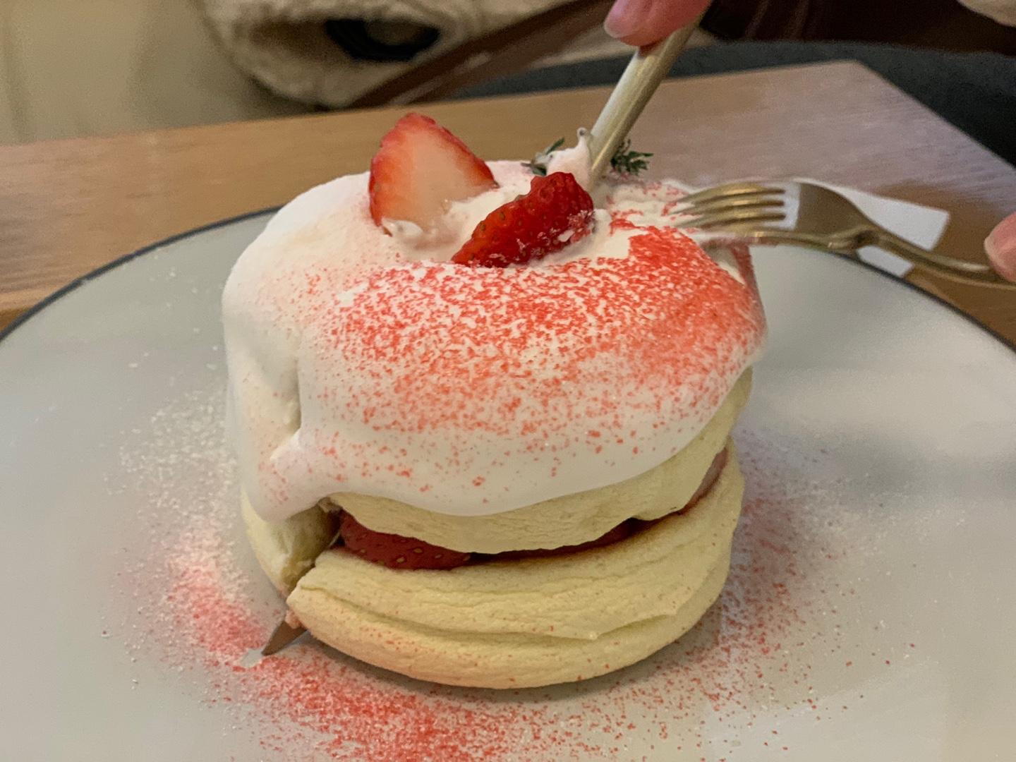 ซูเฟลเนื้อนุ่มฟูที่แทรกด้วยชั้นที่หนาของสตรอว์เบอร์รี่