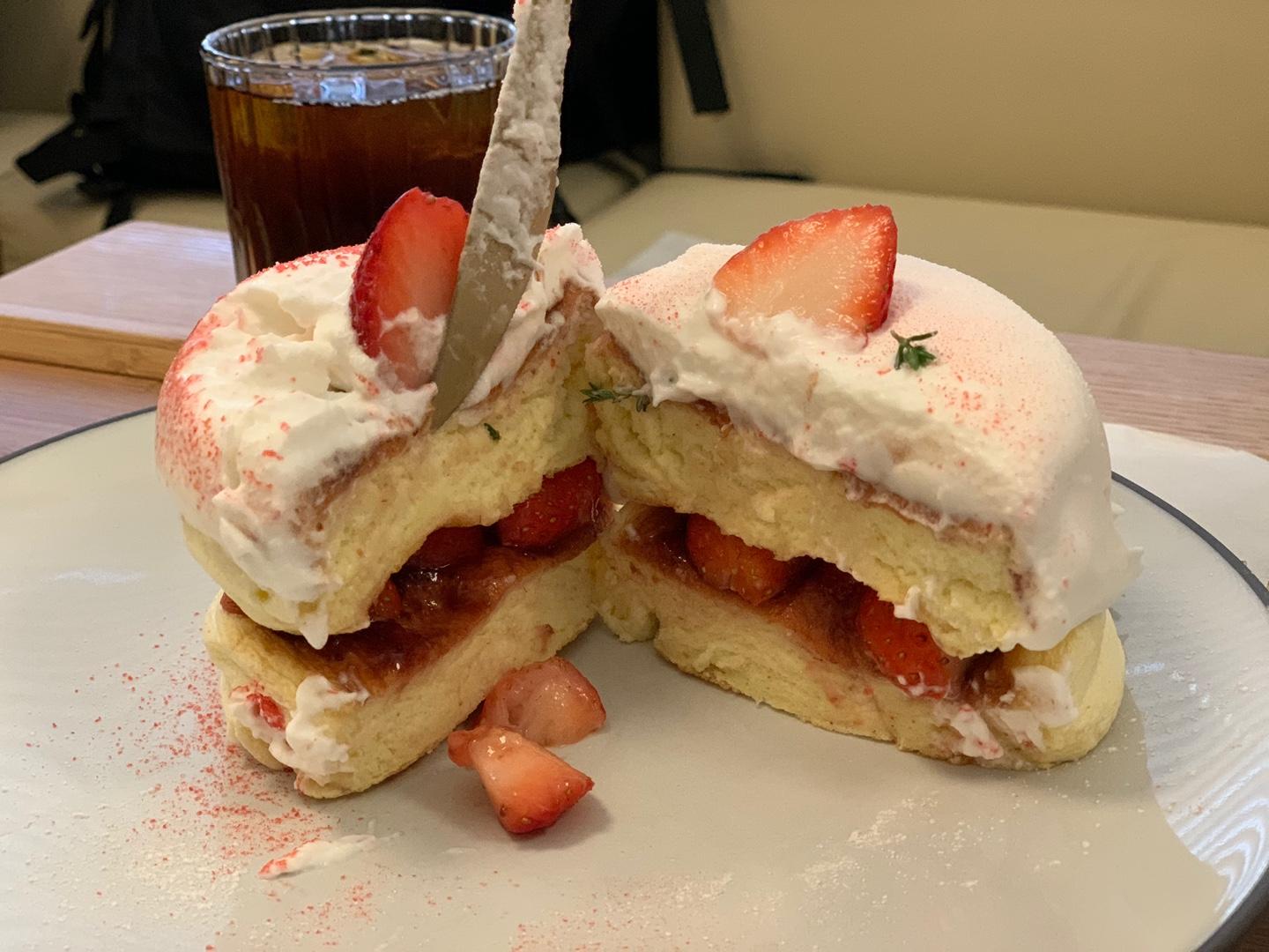 ซูเฟลเนื้อนุ่มฟูที่แทรกด้วยชั้นที่หนาของสตรอว์เบอร์รี่