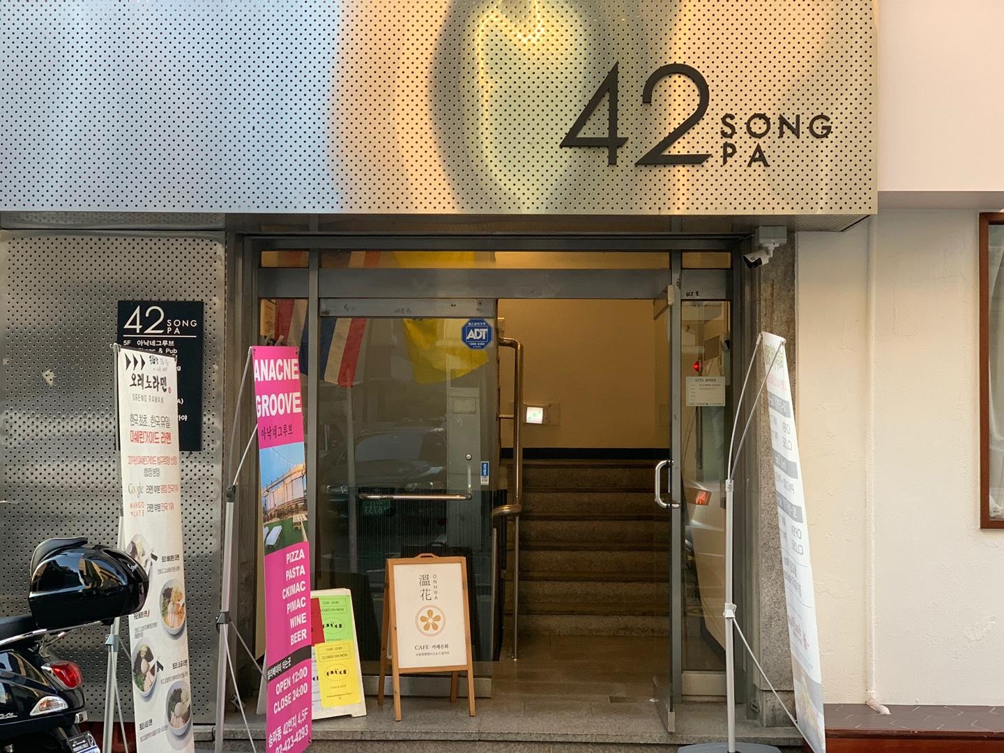 ซูเฟลเนื้อนุ่มฟูที่แทรกด้วยชั้นที่หนาของสตรอว์เบอร์รี่