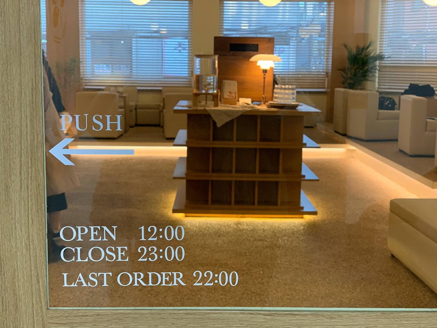 ซูเฟลเนื้อนุ่มฟูที่แทรกด้วยชั้นที่หนาของสตรอว์เบอร์รี่