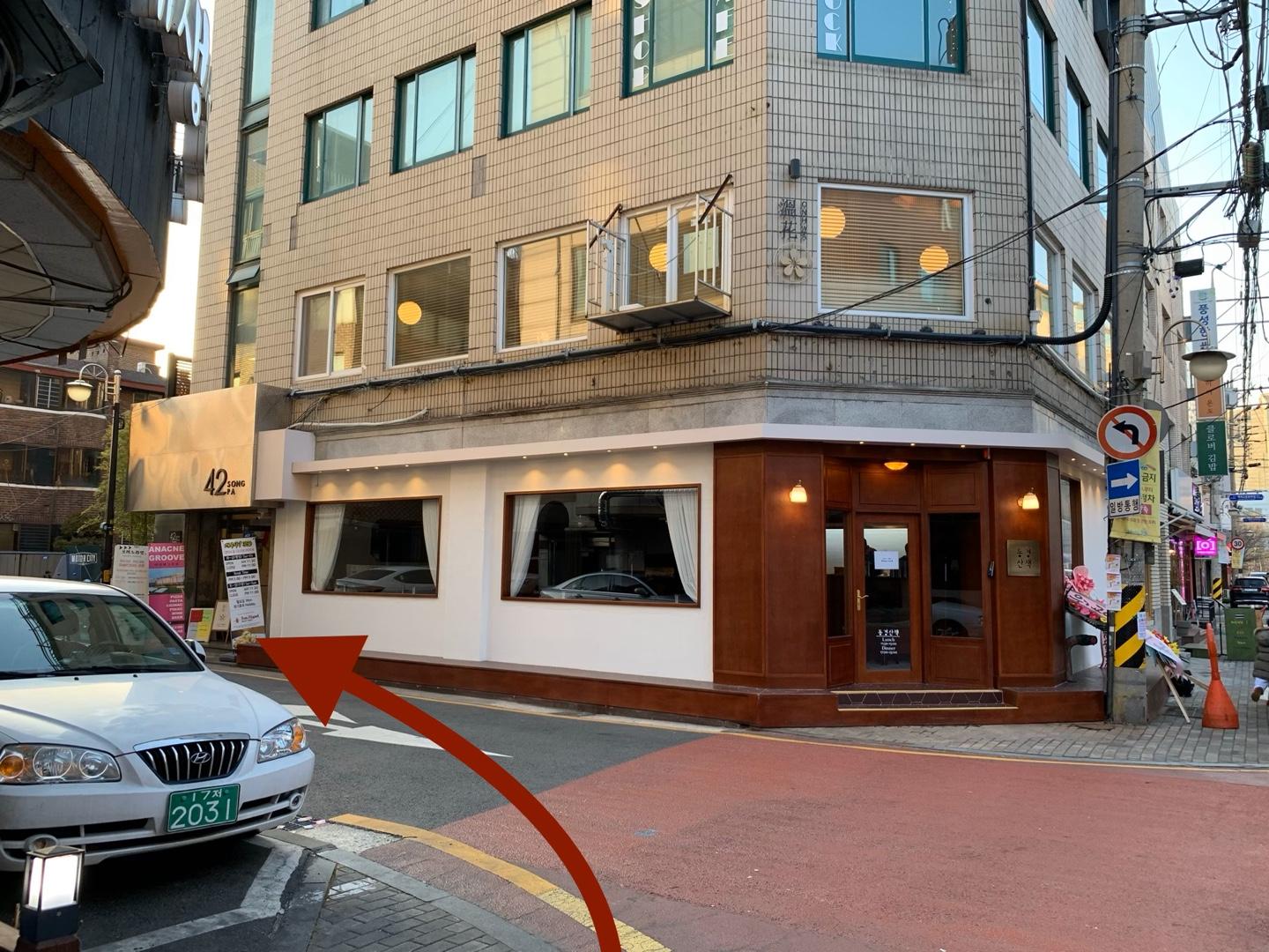 ซูเฟลเนื้อนุ่มฟูที่แทรกด้วยชั้นที่หนาของสตรอว์เบอร์รี่