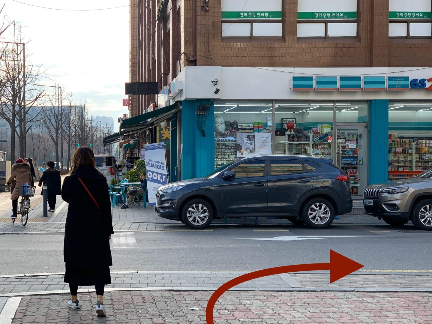 ซูเฟลเนื้อนุ่มฟูที่แทรกด้วยชั้นที่หนาของสตรอว์เบอร์รี่