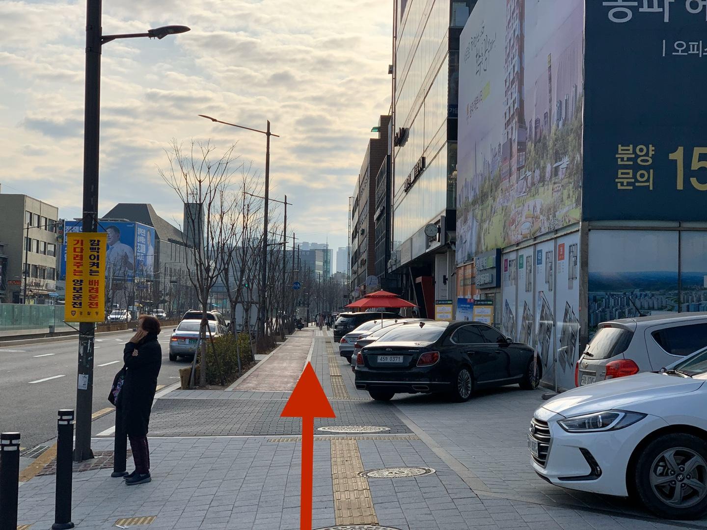 ซูเฟลเนื้อนุ่มฟูที่แทรกด้วยชั้นที่หนาของสตรอว์เบอร์รี่