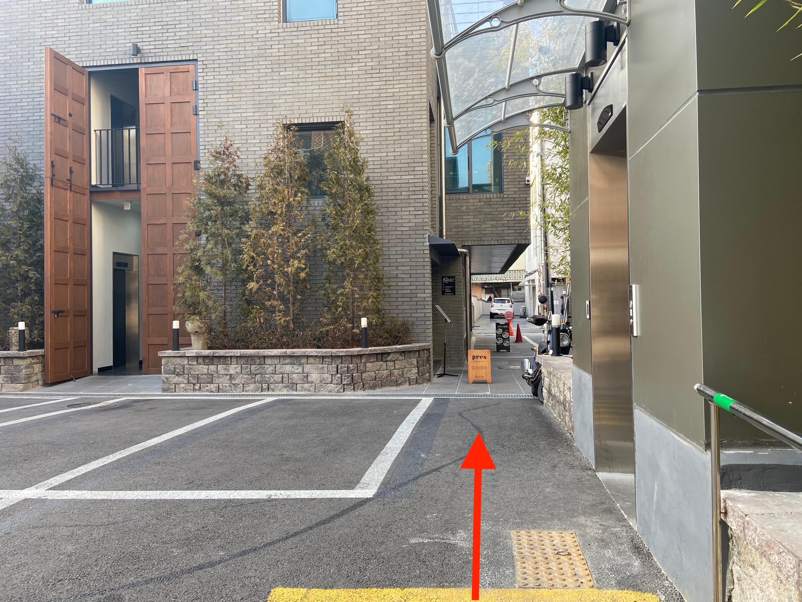 Songlidangil Cafe pres | Enjoy coffee alongside the view of Lotte Tower