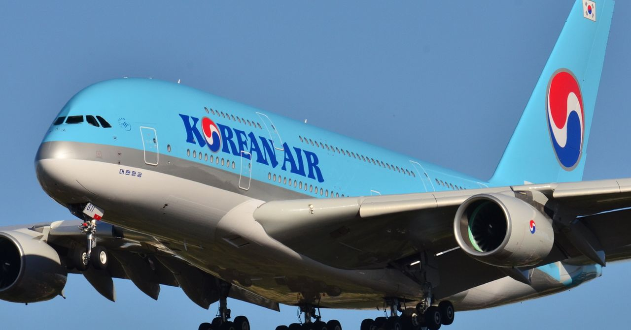 韓國航空飛機接近降落，機身顯示鮮明的藍色塗裝及標誌，象徵韓國航空的高品質服務。