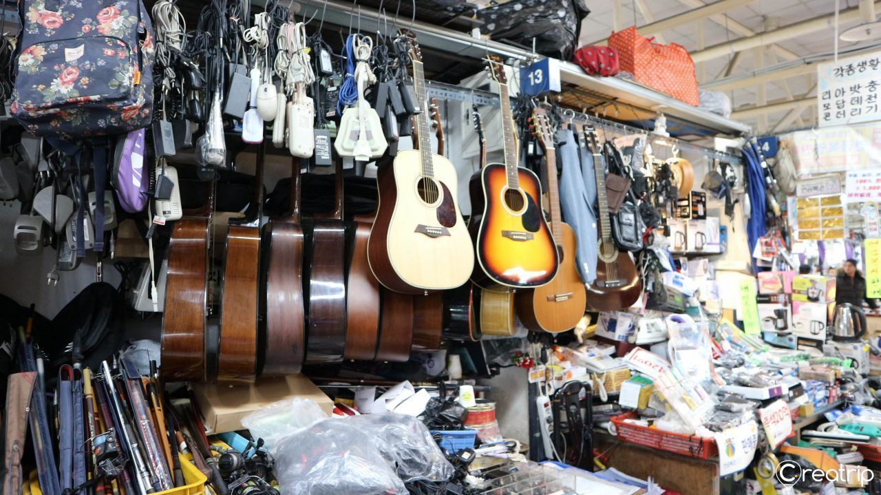 ภาพของร้านขายกีตาร์และเครื่องใช้ไฟฟ้าในตลาดนัดพุงมุล กรุงโซล