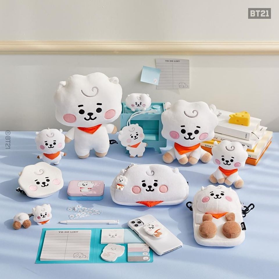 BT21角色RJ的周边产品摆设，含有各种便利贴、包包和玩偶，展现白色和橙色的经典搭配。