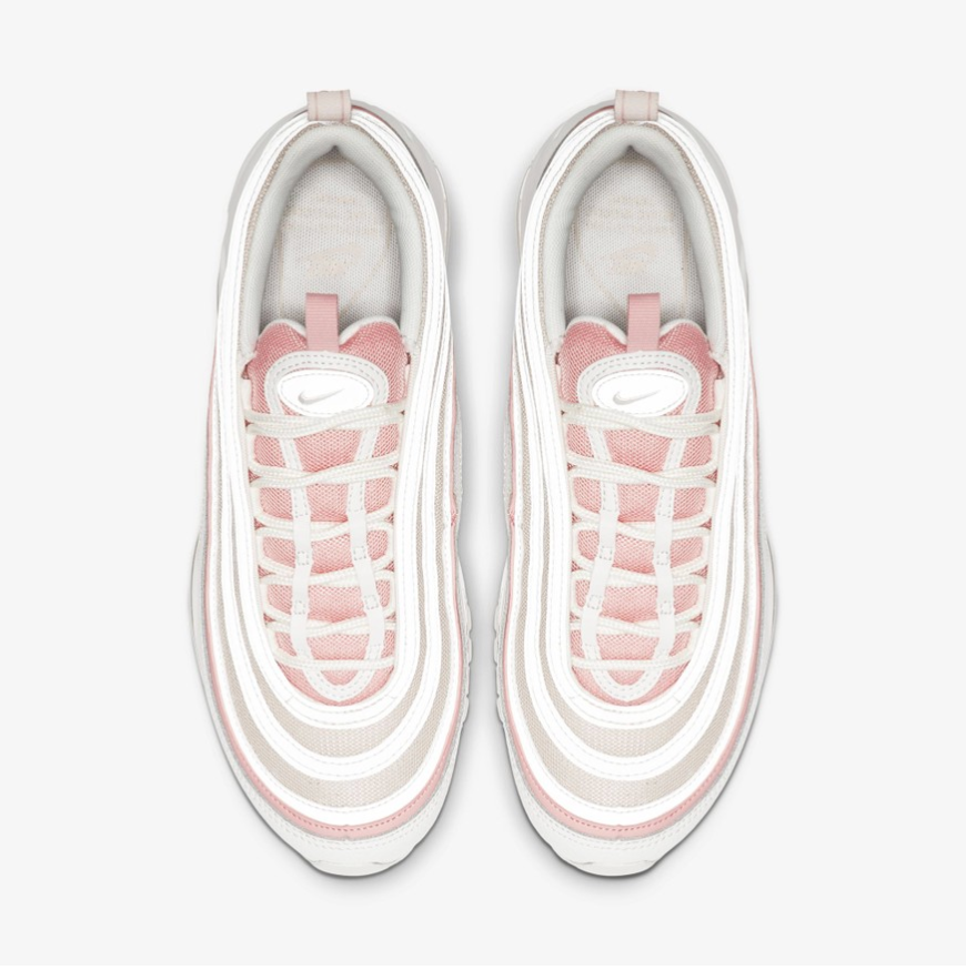 รองเท้า Nike React Element 55 สีชมพูขาวในภาพถ่ายจากมุมด้านหลัง