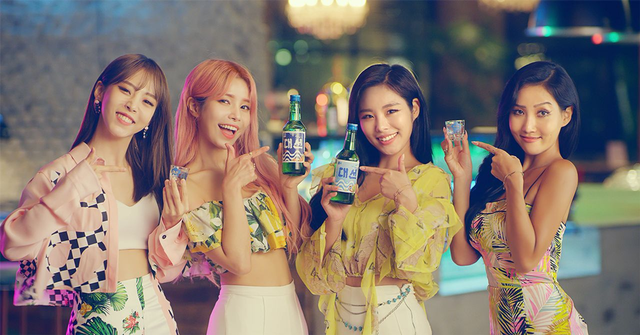 大鮮燒酒展示，展現韓國酒類產品的多樣性與受歡迎程度。