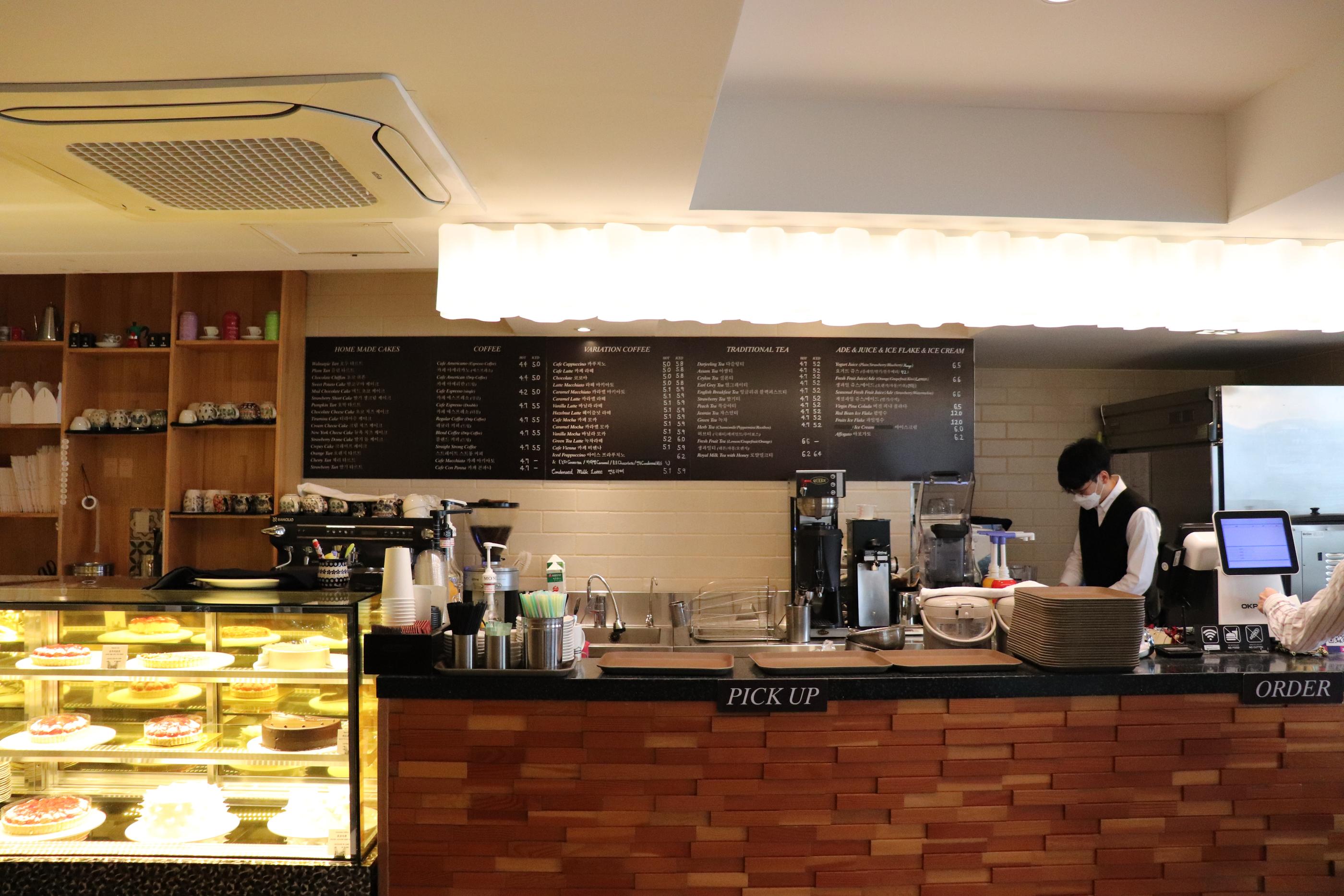Cafe Pera | Ewha A fancy cafe with a mature aesthetic atmosphere and delicious strawberry tart