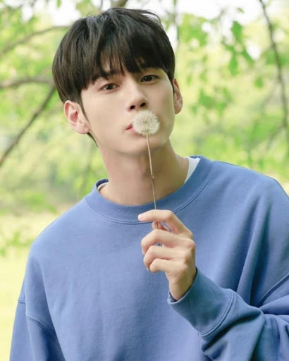 7 Childhood Photos of Celebrities Guess who this is?