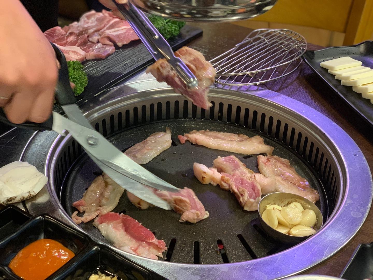 超高質韓國烤肉連鎖店，職員會親自過嚟幫大家，完全唔洗自己落手！