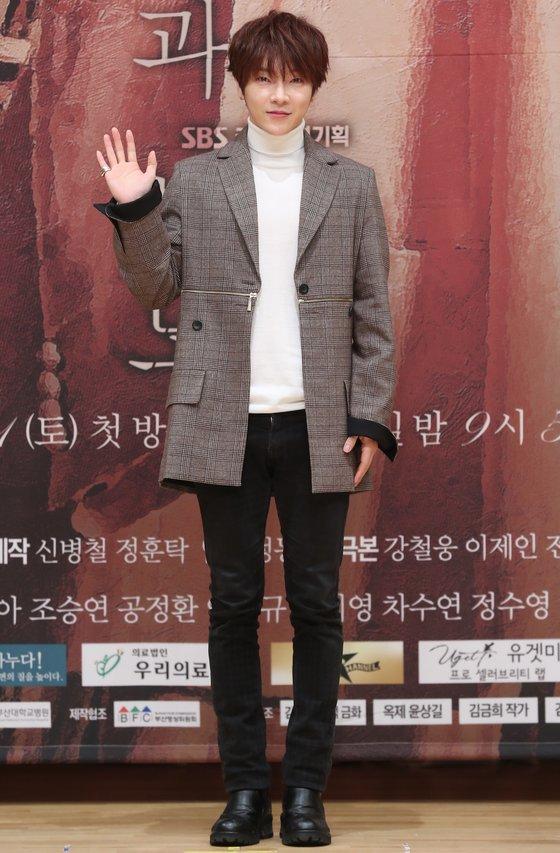 ユナクが参加したSBSドラマ『運命と怒り』製作発表会の会場で、ユナクが挨拶をしている姿。