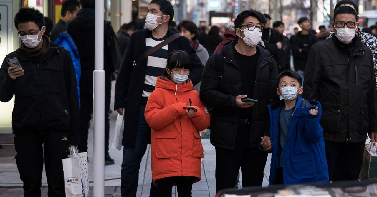 街頭行人戴著口罩，展示疫情期間民眾的防護措施與公共衞生意識。