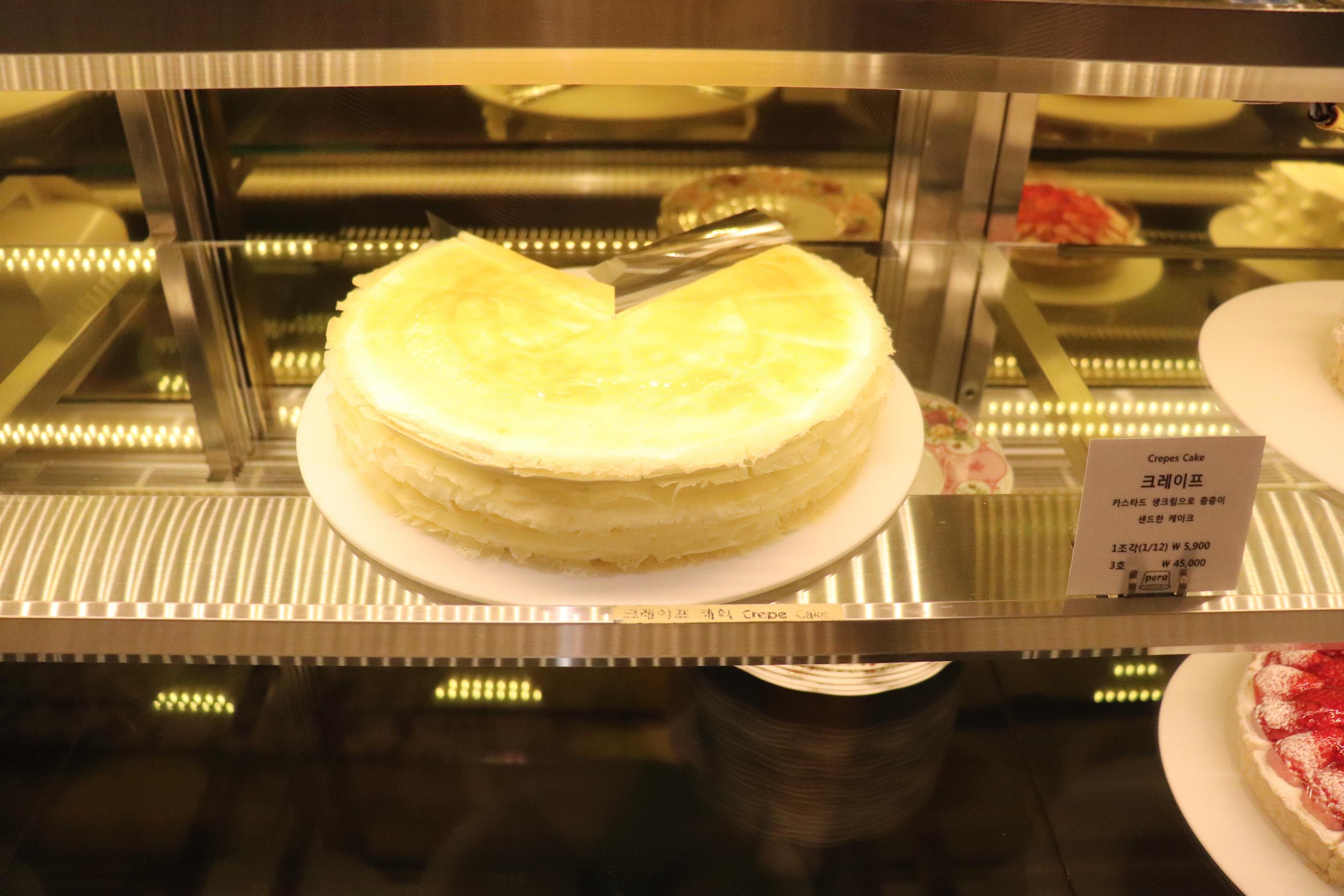 Cafe Pera | Ewha A fancy cafe with a mature aesthetic atmosphere and delicious strawberry tart