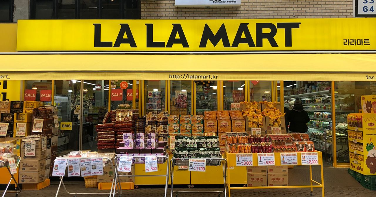位於首爾明洞的 LALA 超市，明亮的黃色招牌和擺滿商品的店面帶來購物的便利。LALA 超市提供多樣化的產品選擇，吸引眾多遊客與本地顧客光臨。
