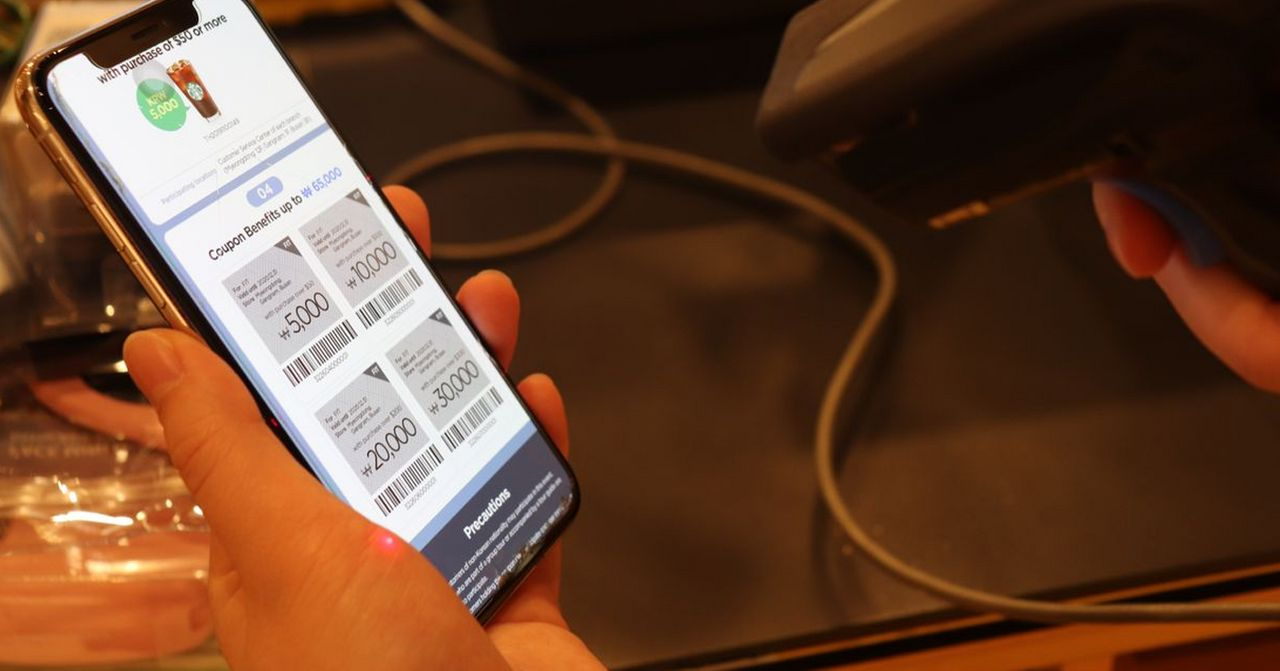 樂天免税店應用程序上的優惠券展示，界面上顯示了多個折扣選項